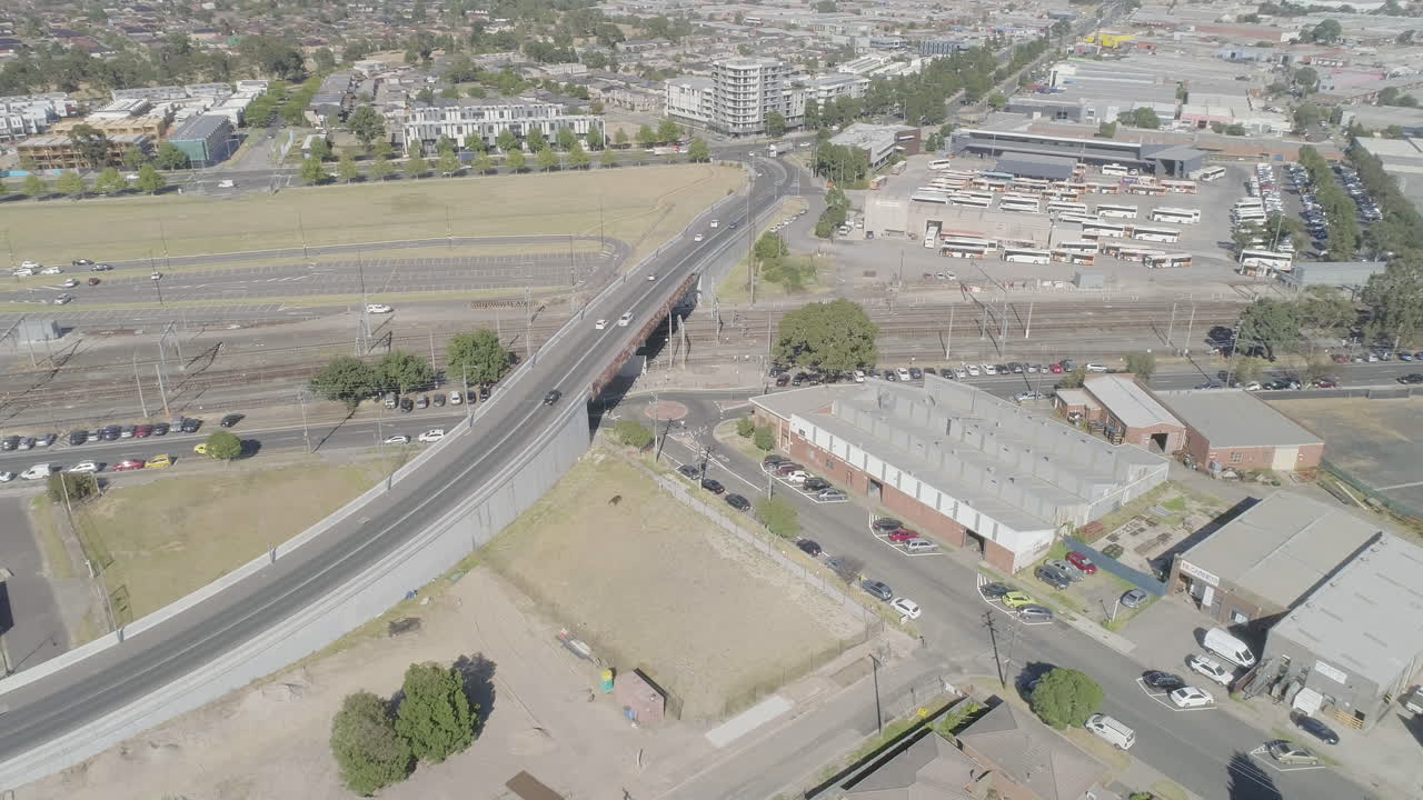 hiperlapso aéreo mirando hacia abajo sobre la zona industrial de dandenong que muestra movimiento en las numerosas carreteras y autopistas que se encuentran debajo