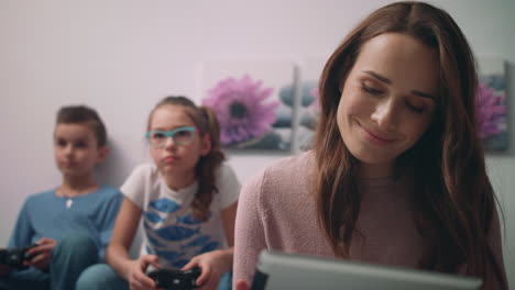 cerca de la madre feliz viendo la foto en la tableta pc. mujer usando la tableta