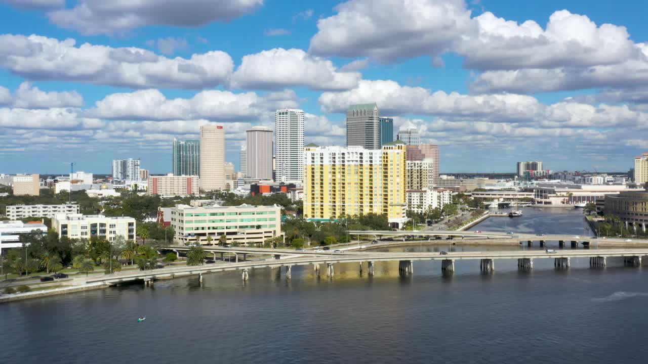 플로리다 걸프 해안의 고속도로 도로와 탬파 베이 스카이라인