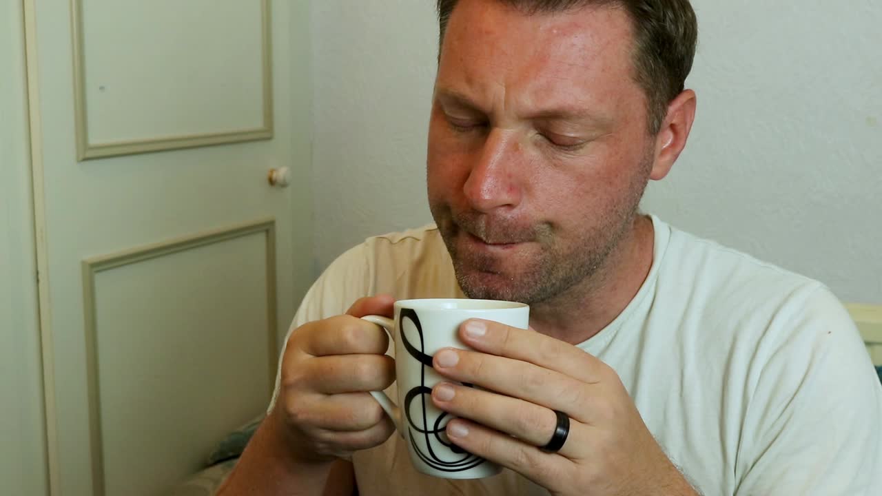 뜨거운 음료를 즐기는 남자 미드샷