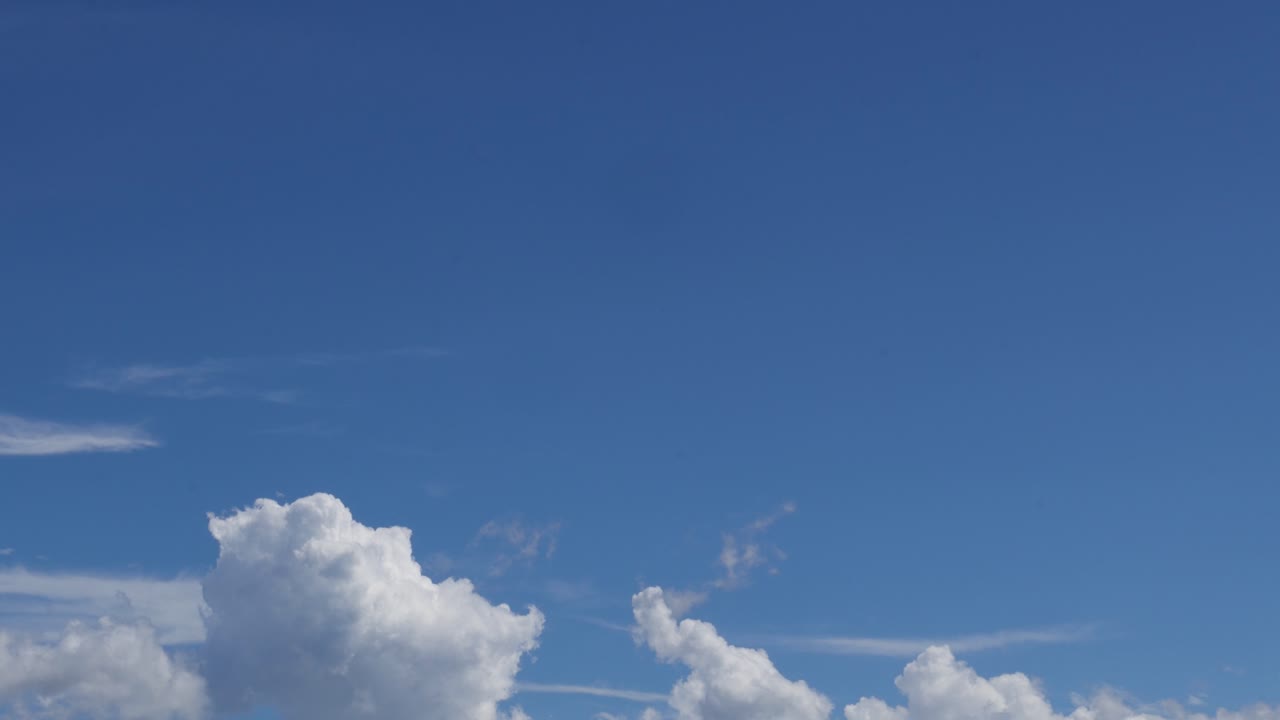 구름은 빠르게 움직이고 모양을 바니다.