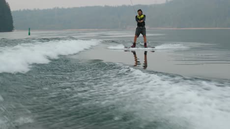 Vorderansicht-Eines-Kaukasischen-Jungen-Mannes,-Der-Tricks-Auf-Dem-Wakeboard-Im-Stadtfluss-Macht,-4k