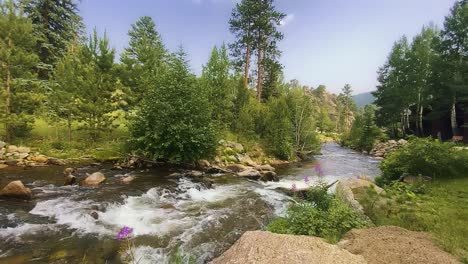 La-Serena-Belleza-De-La-Naturaleza-De-Colorado-Con-El-Flujo-De-Agua-Clara.