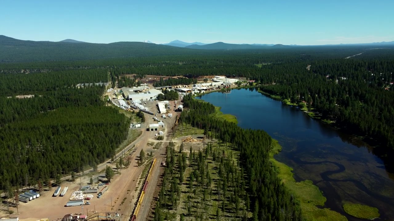USA, Oregon, Crescent, 2026-07-09 - Vista drone della segheria e del bacino di tronchi di Gilchrist, in estate