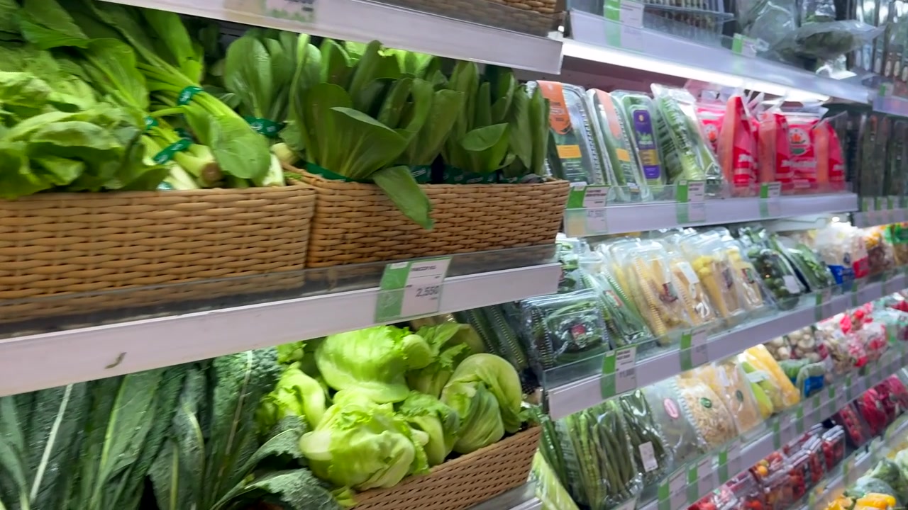 食料品店の生鮮食品陳列棚