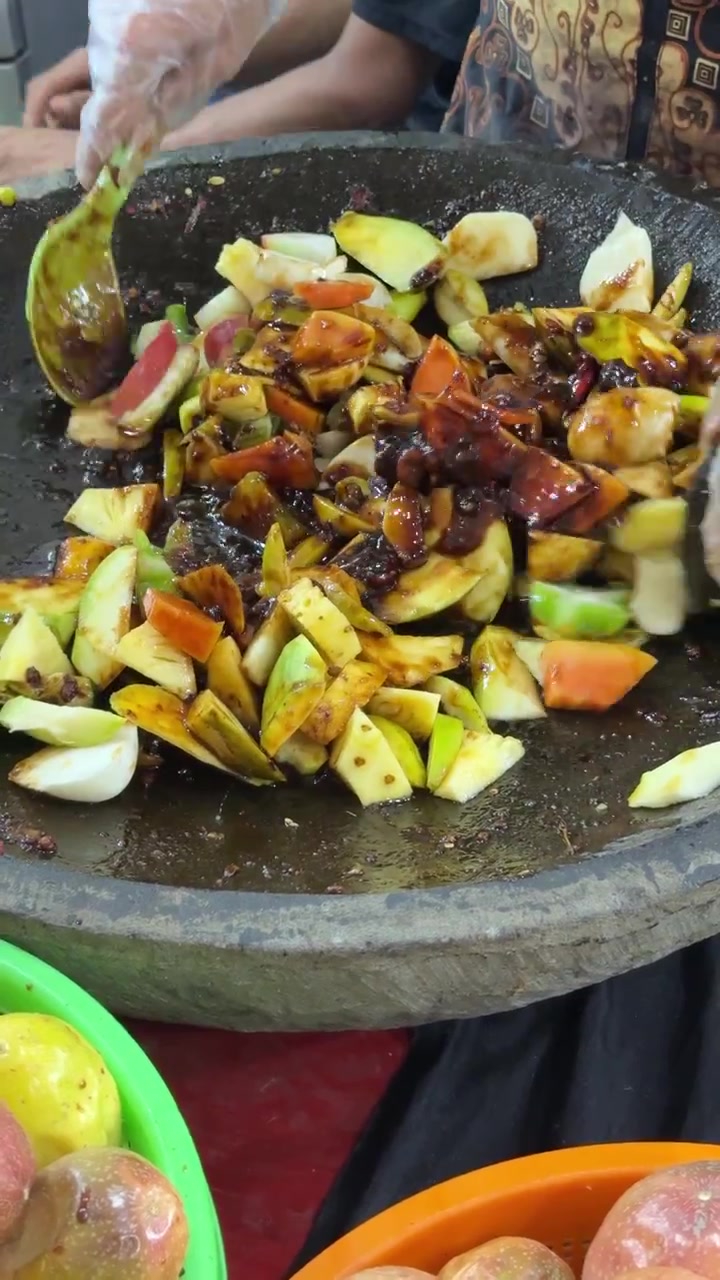 Vendedor ambulante preparando ensalada de frutas tradicional indonesia Rojak