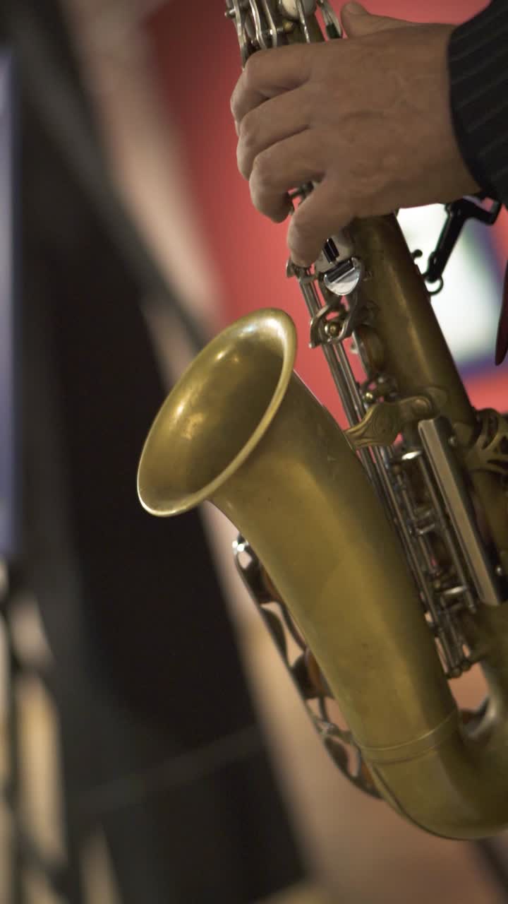Musicista professionista che suona il sassofono a un ricevimento in una galleria d'arte.