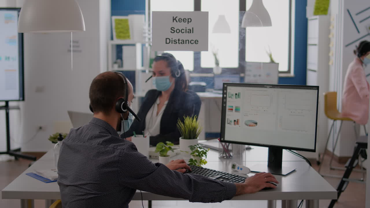 재무 통계 에서 일 하는 동안 마이크 에 대화 하는 헤드폰 을 착용 한 동료 들