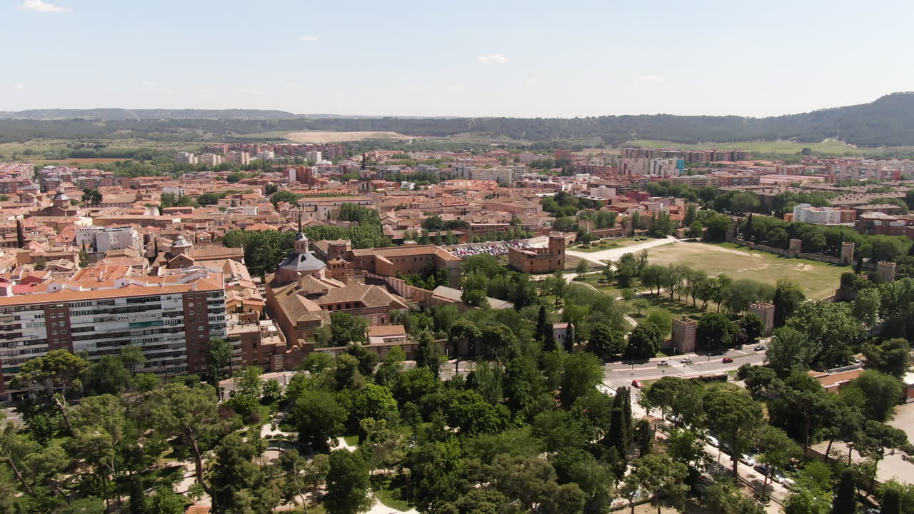 paisaje urbano de madrid en un día caluroso y soleado, vista aérea