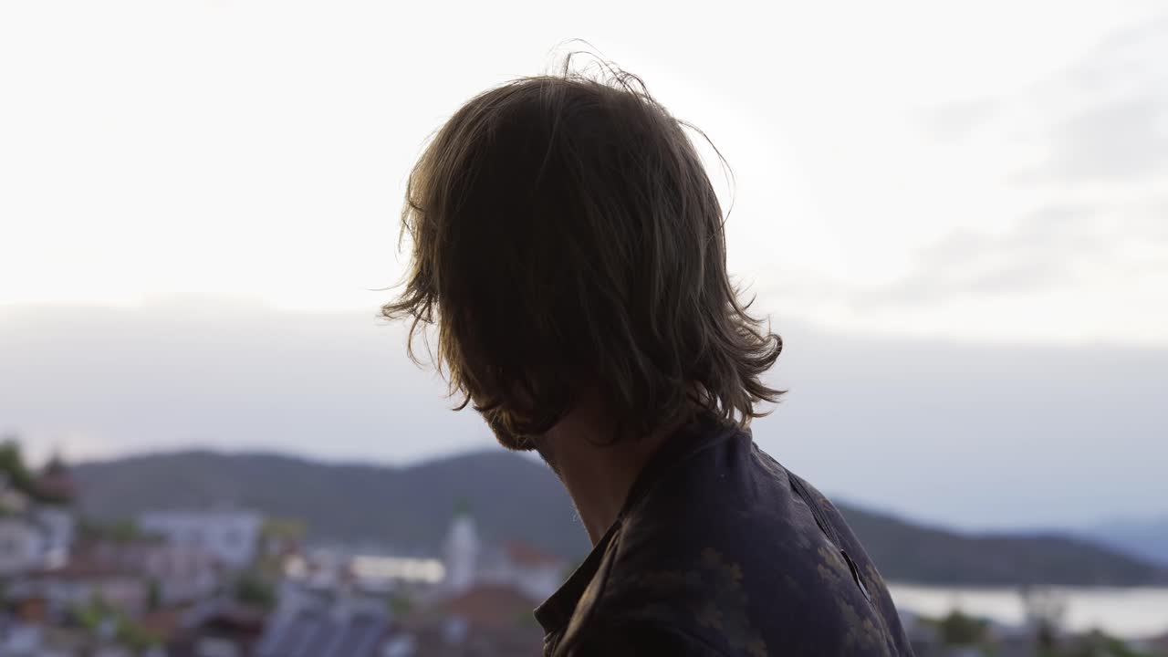 vista trasera de un hombre, impresionantes vistas panorámicas de la ciudad, la bahía del mar y las montañas
