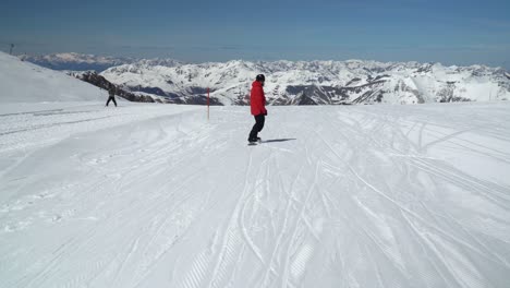 Snowboarder-Fährt-Langsam-Auf-Skipiste-Im-Gletscherskigebiet-In-Österreich---Hintertux