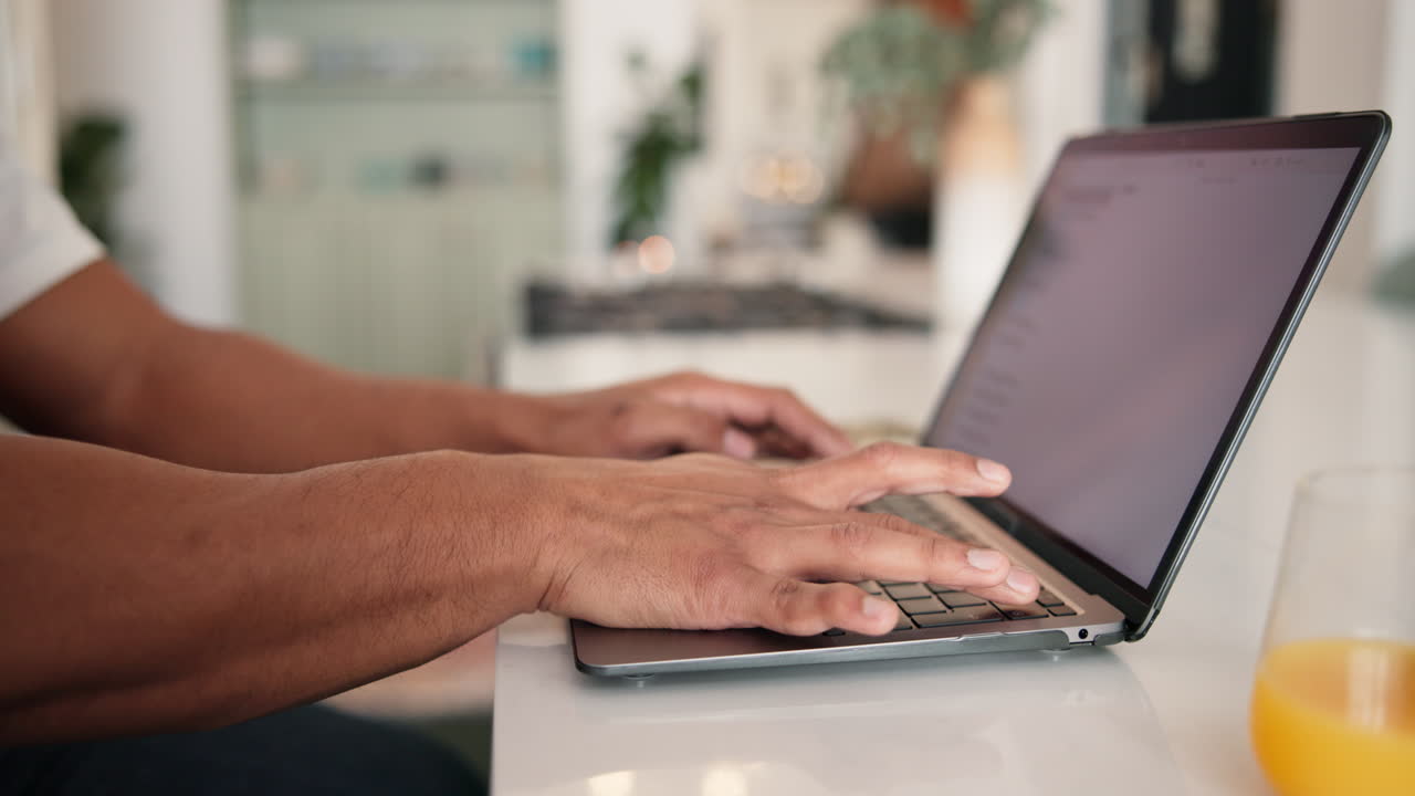 Arbejder på en bærbar computer