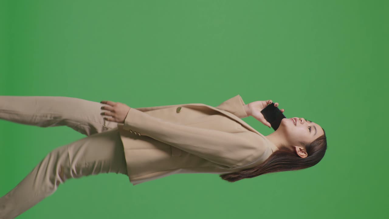 아시아 사업가 여성이 휴대 전화로 이야기하고 녹색 화면에서 는 측면 뷰 크로마 키