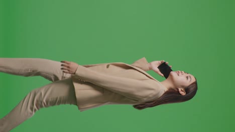 아시아 사업가 여성이 휴대 전화로 이야기하고 녹색 화면에서 는 측면 뷰 크로마 키