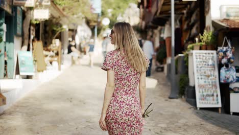 Girl-walking-backwards-in-the-street-with-flowers
