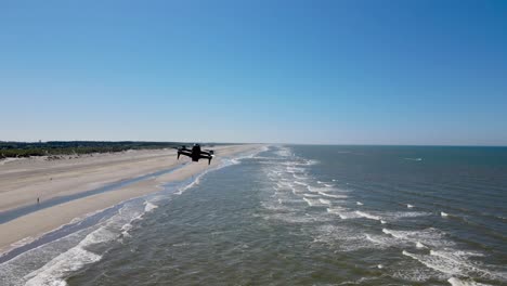 Drohnenaufnahme-Des-DJI-FPV-In-Aktion-In-Ameland,-Niederlande