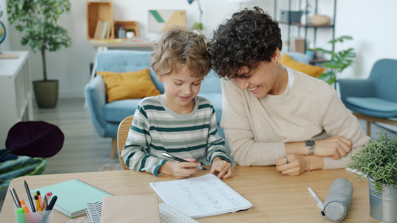madre ayudando a su hijo con los deberes