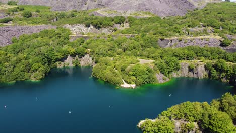 vista aérea de la cantera minera de pizarra de dorothea en el valle de snowdonia con un hermoso lago azul transparente