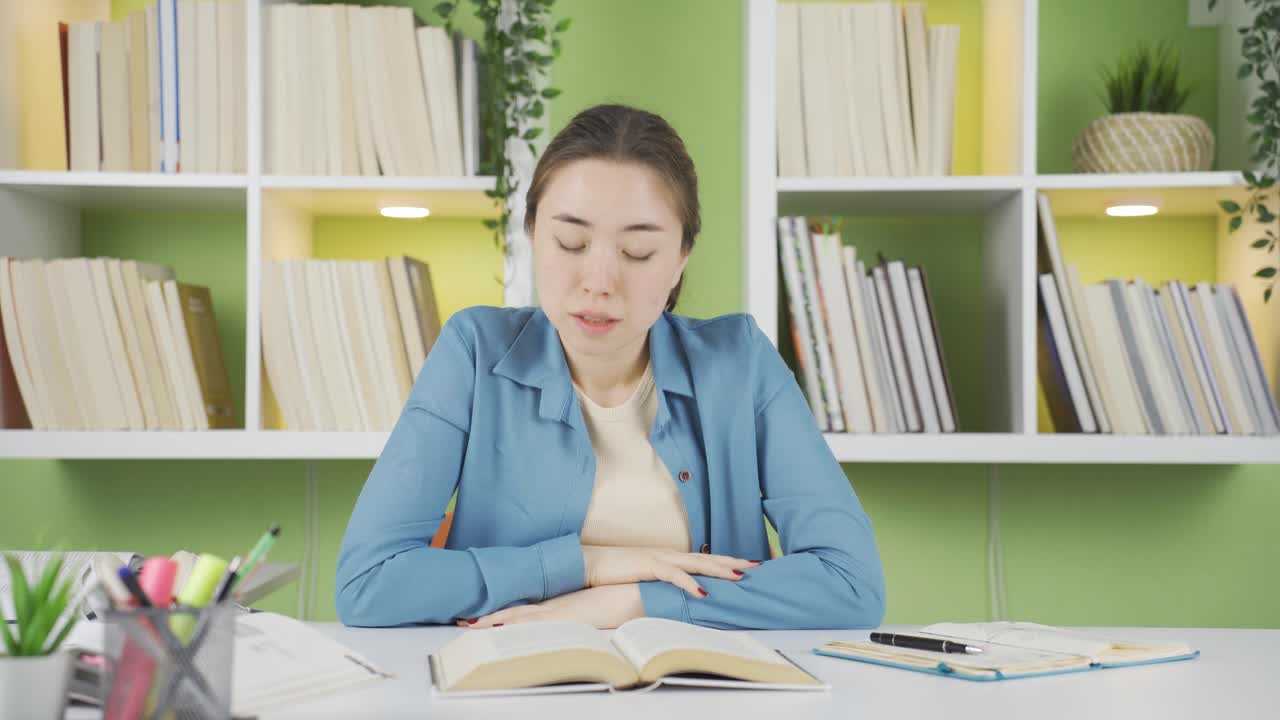 눈이 피곤한 아시아 여학생.