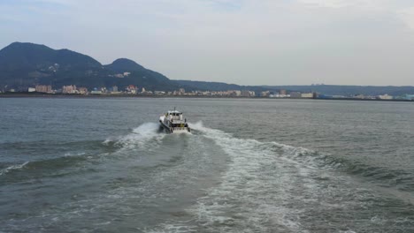 Schnellboot-Auf-Dem-Fluss-In-Taipeh