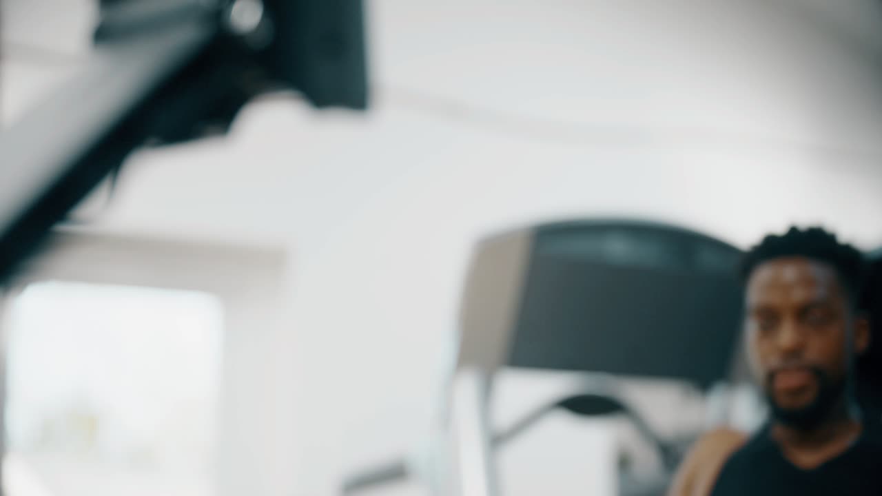 체육관에서 노를 젓는 남자의 cu