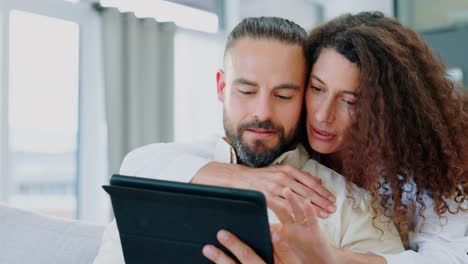 Tablet,-Liebe-Oder-Glückliches-Paar-Auf-Dem-Sofa-Im-Wohnzimmer