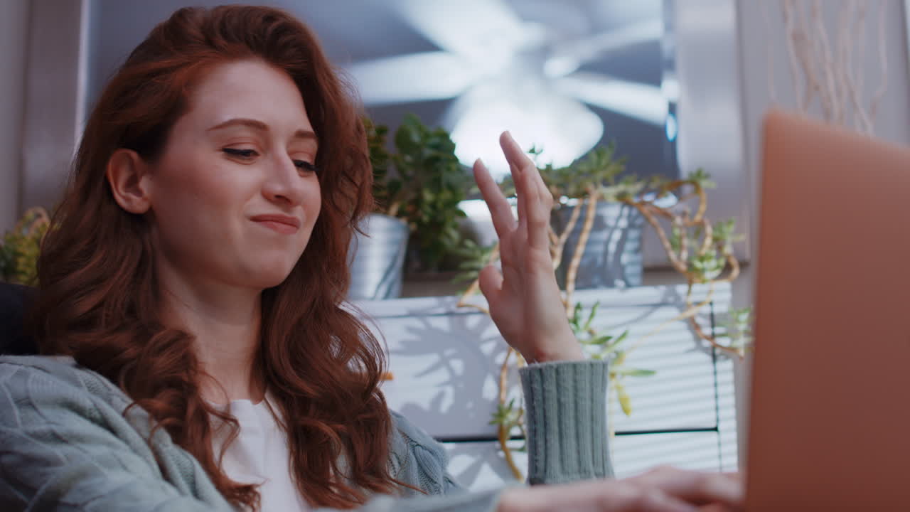 молодая белая женщина работает из дома на своем ноутбуке, очень раздражена