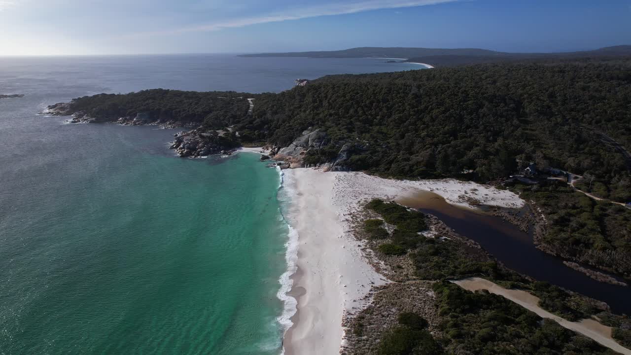 Vista panoramica di Taylors Beach a Gardens, Tasmania, Australia - Scatto con drone