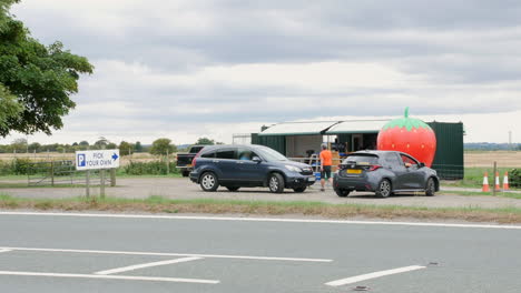 Puesto-De-Fresas-Al-Borde-De-La-Carretera-En-Una-Granja-De-Recolección-De-Fresas