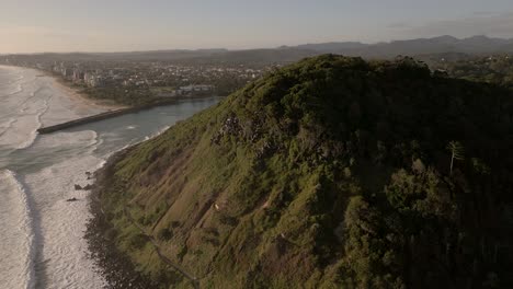 Luftaufnahmen-über-Burleigh-Heads-An-Der-Gold-Coast,-Australien-Bei-Sonnenaufgang