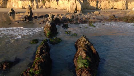 Luftaufnahme-Von-Wellen,-Die-Vom-Pazifischen-Ozean-In-Die-Küste-Am-Strand-Von-El-Matador-In-Malibu,-Kalifornien,-Rollen