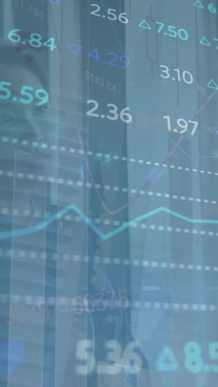 Animazione di elaborazione di dati di borsa su sfondo di una donna asiatica che guarda fuori dalla finestra in ufficio