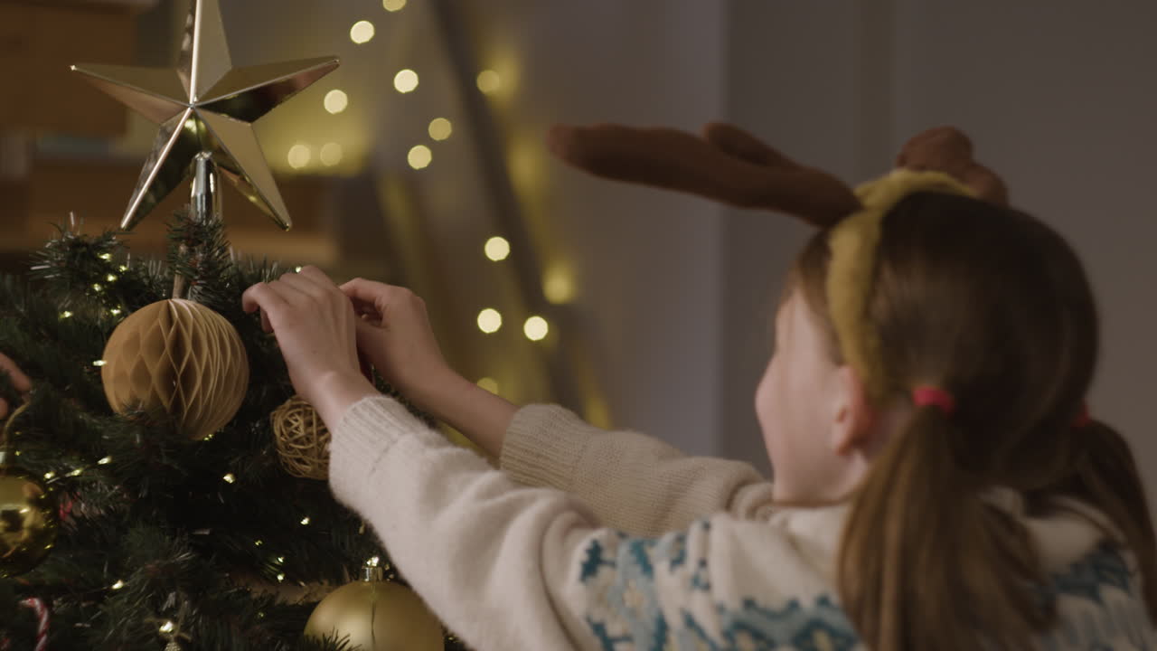 Decorando el árbol de Navidad