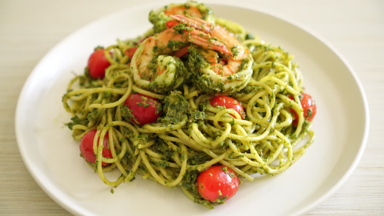 espaguetis con gambas o gambas en salsa pesto casera - estilo de comida saludable