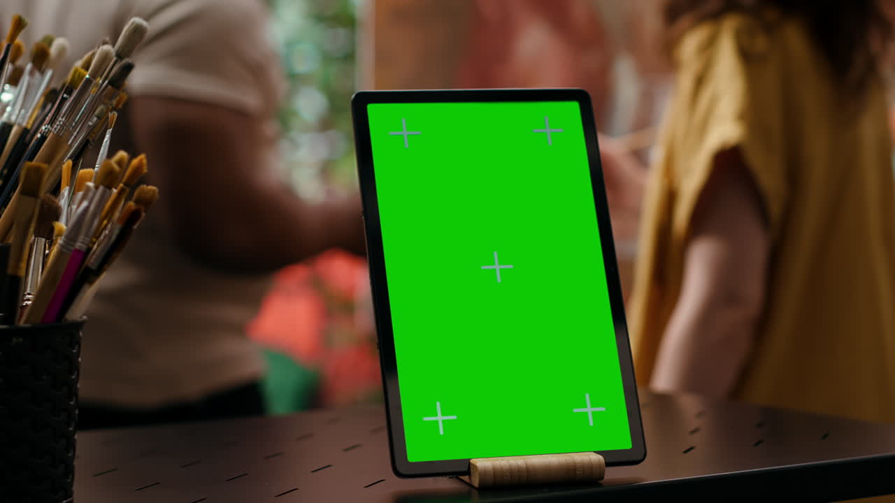 Tablet con schermo verde in uno studio d'arte