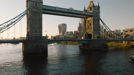 Vista-De-Los-Coches-Que-Viajan-Y-Del-Transbordador-Que-Pasa-Bajo-El-Histórico-Puente-De-La-Torre-En-Londres-Al-Atardecer