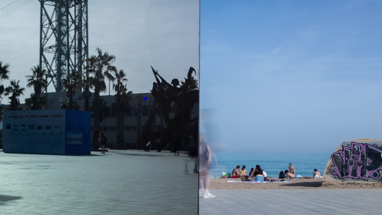 거울 벽에 비친 바르셀로나 해변의 사람들