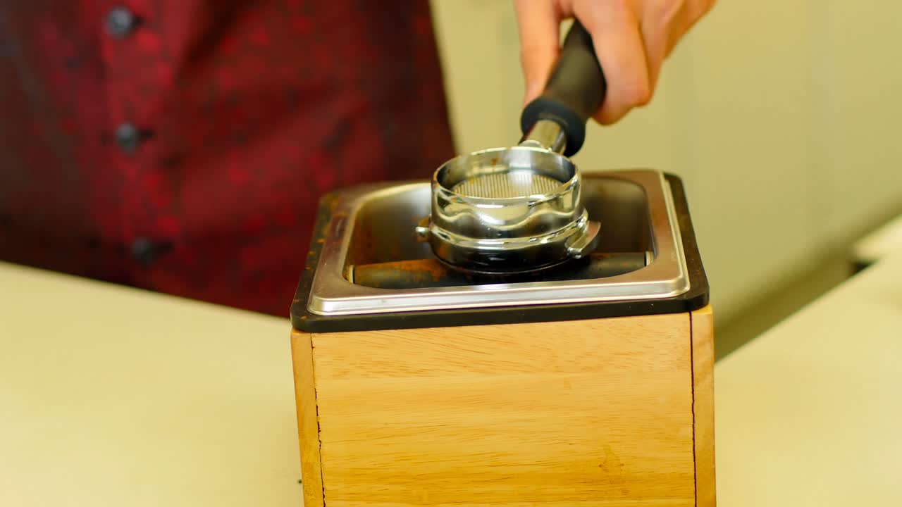 포타 필터로 추출되는 커피