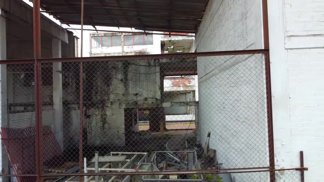 La muratura invecchiata, i macchinari dimenticati da tempo e gli affreschi sbiaditi evocano un senso di mistero e nostalgia. Movimento a destra.