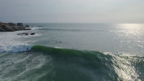 Vista-Aérea-Surfista-Arrojado-Desde-Una-Tabla-De-Surf-Montando-Punta-Zicatela-Olas-Brillantes-Iluminadas-Por-El-Sol,-Oaxaca,-México