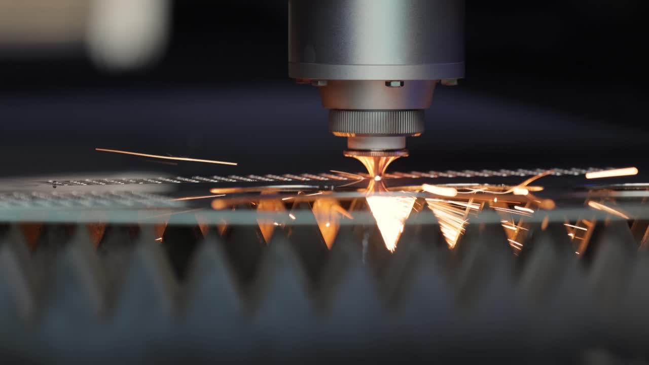 taglio laser cnc del metallo, moderna tecnologia industriale.