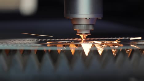 Corte-Por-Láser-Cnc-De-Metal,-Tecnología-Industrial-Moderna.