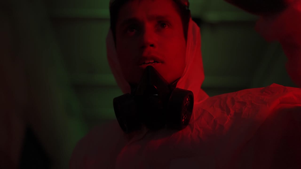 retrato de humo rojo disparado trabajador quitó la máscara protectora