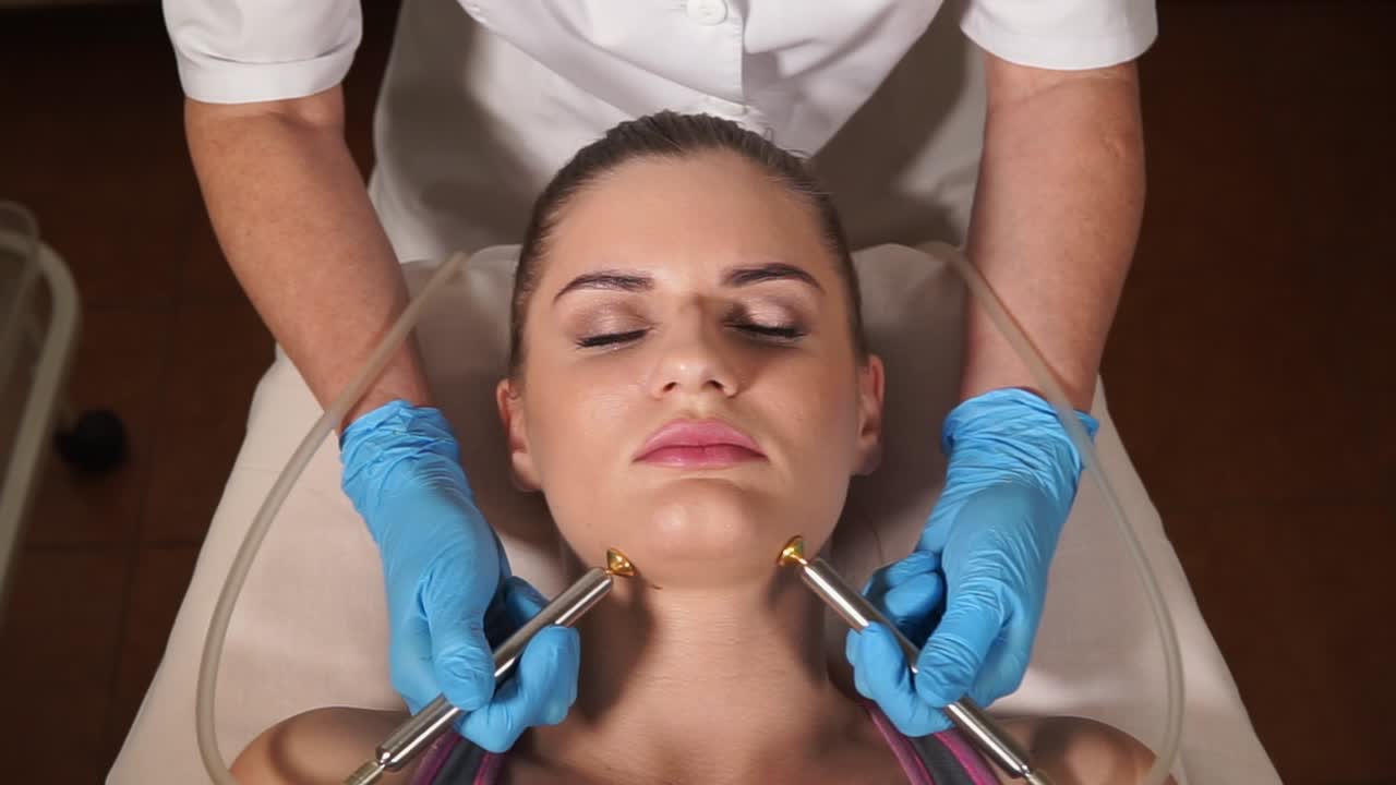 mujer que recibe tratamiento facial