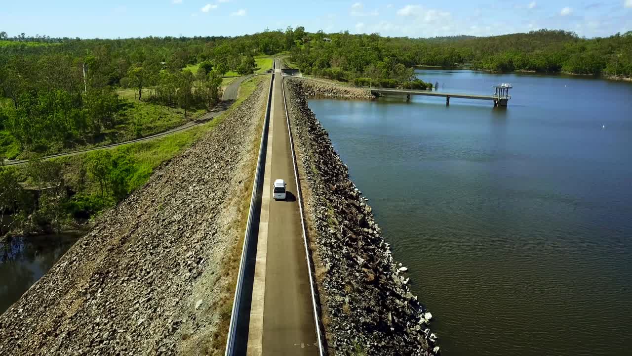 댐 도로를 통과하는 캠퍼밴