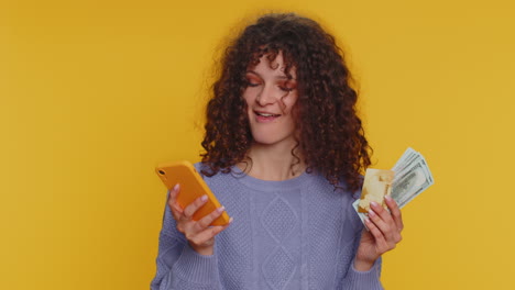 mujer joven que usa tarjeta bancaria de crédito y teléfono inteligente mientras transfiere dinero para compras en línea