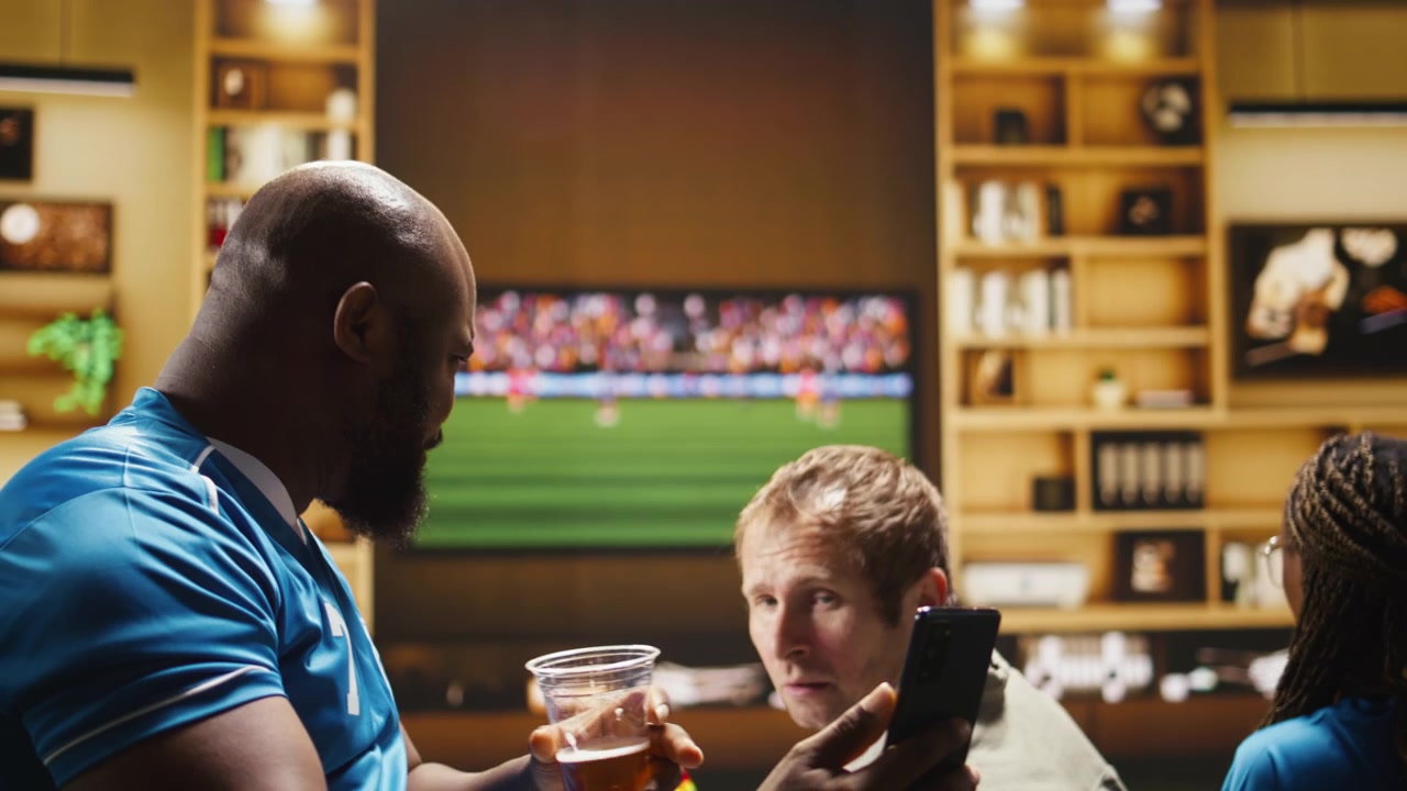 Primo piano di un tifoso di calcio a casa che beve birra, reagendo a risultati negativi.
