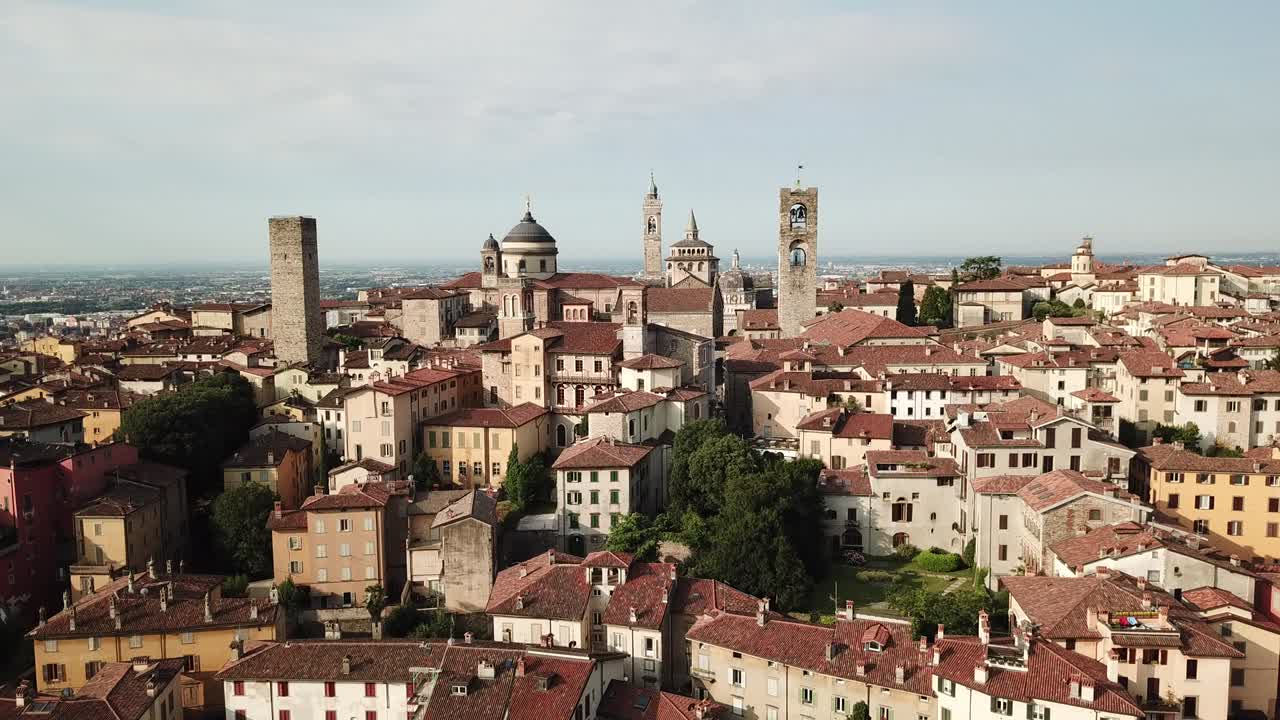 베르가모 (bergamo) - 이탈리아의 아름다운 도시 중 하나 - 도시 중심부와 역사적인 건물의 풍경