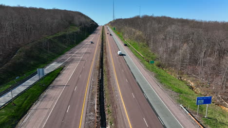 Zwischenstaatliche-Autobahn-Bergauf-Und-Durch-Berge