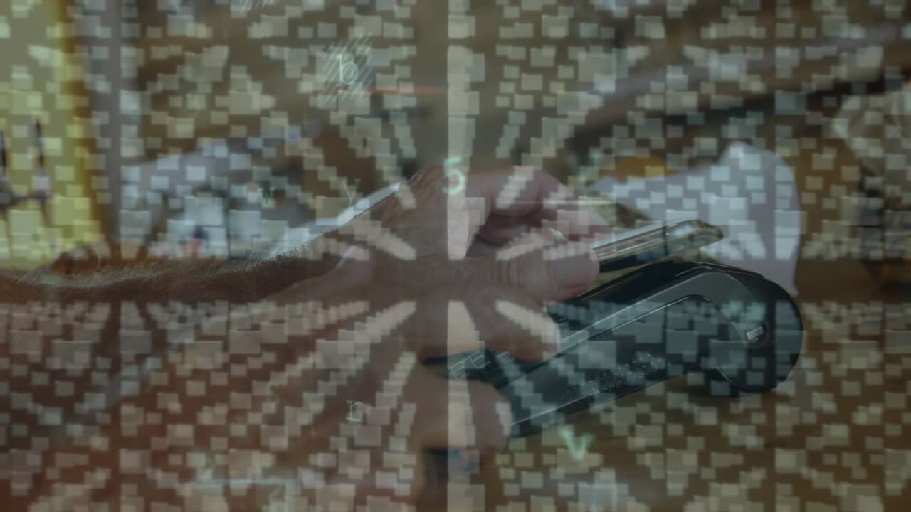 카페에서 지불을 하기 위해 스마트폰을 사용하는 남자의 중간 섹션에서 데이터 처리의 애니메이션